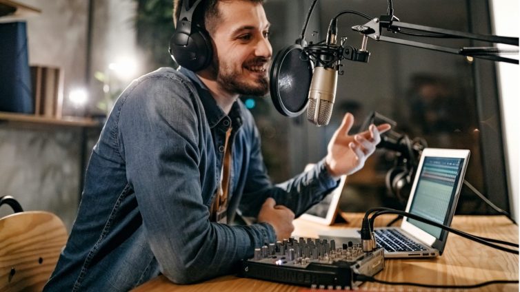 Podcast Public Relations | How To Pitch A Podcast In 2023
