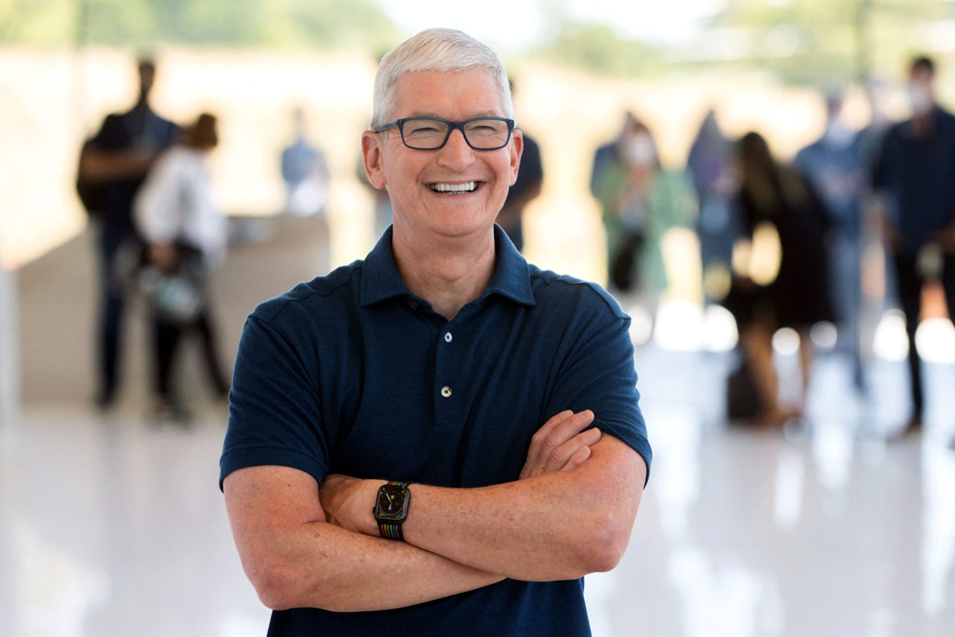 Watch Tim Cook Help a Customer Make an iPhone Decision