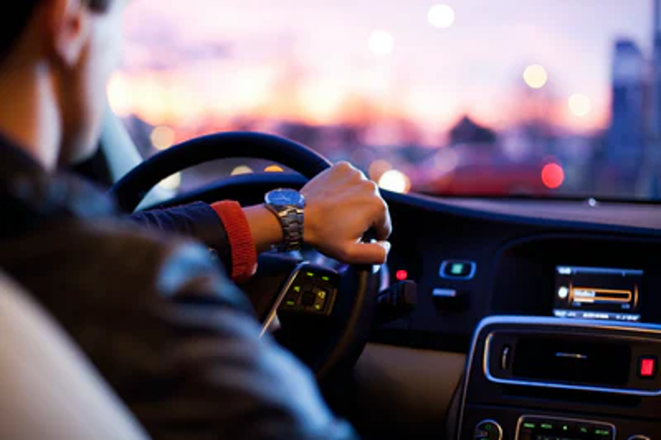 How To Stay Safe While Driving and Manage Accidents