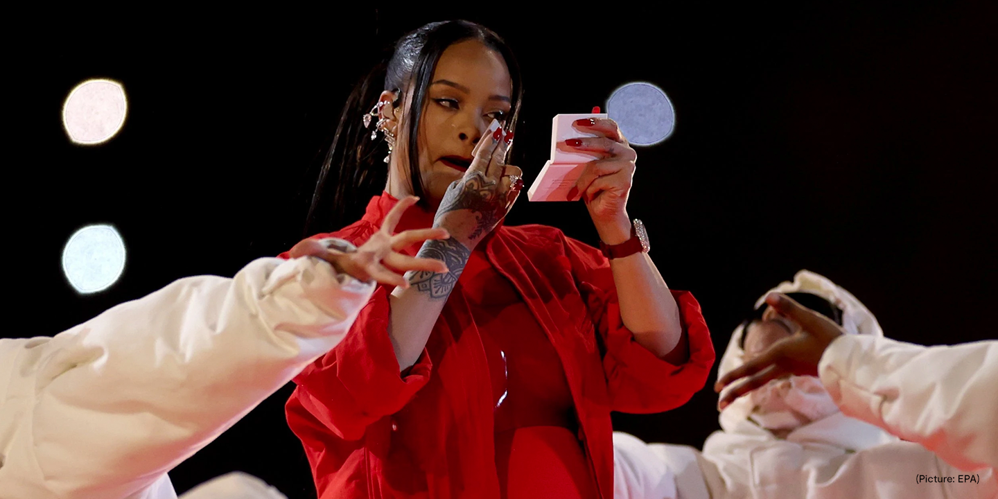Rihanna's superbowl Fenty makeup touch-up